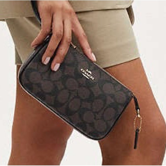 👛Coach Signature Canvas purse with chain handle:EUC. Rarely used. - Picture 4 of 15